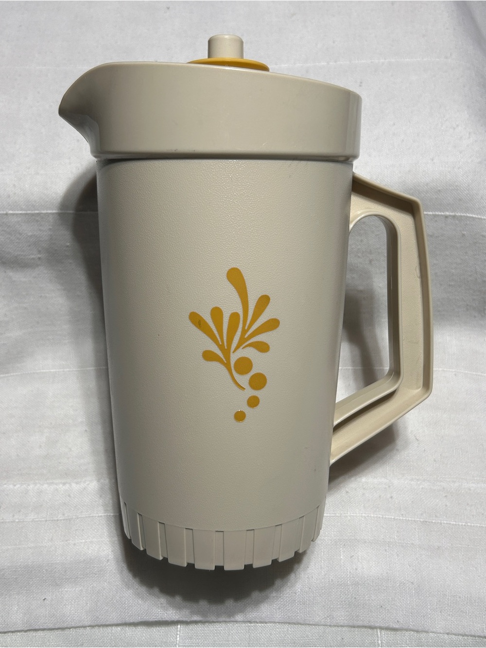 Tupperware 1 Quart Pitcher Almond Harvest Gold Wheat VTG Push Button Lid